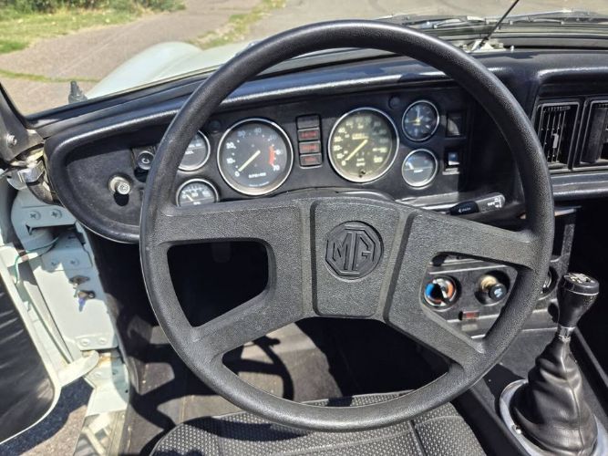 Mg-Mgb-1977-White-Black-15