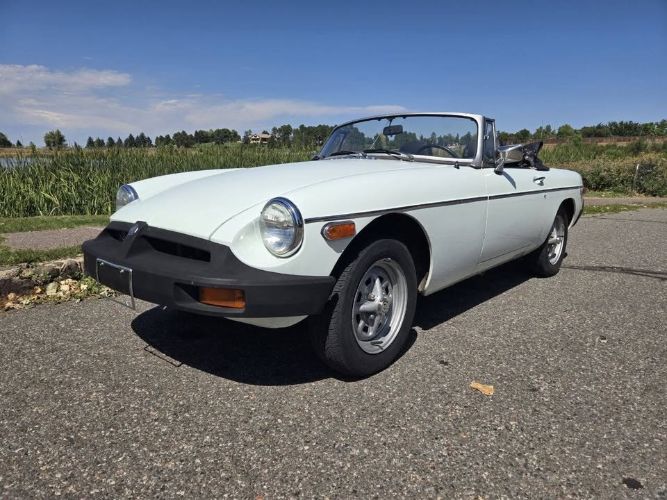 Mg-Mgb-1977-White-Black-17