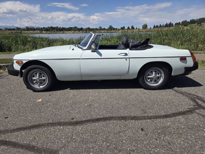 Mg-Mgb-1977-White-Black-18