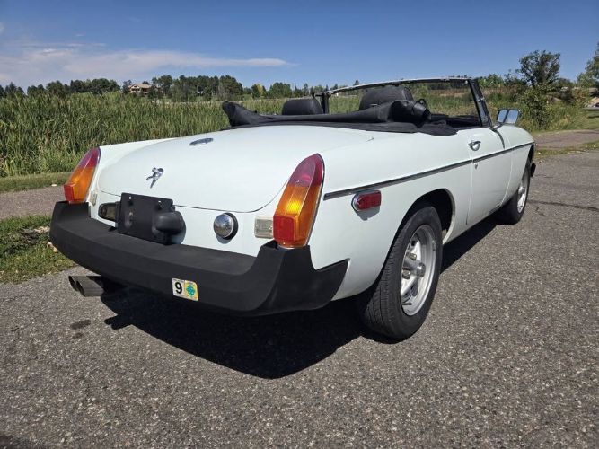 Mg-Mgb-1977-White-Black-19