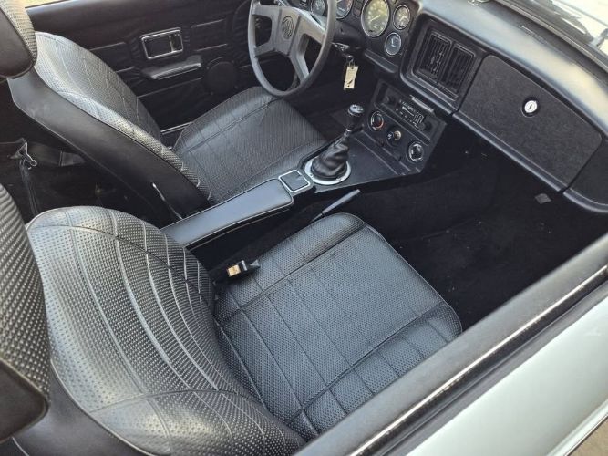 Mg-Mgb-1977-White-Black-8