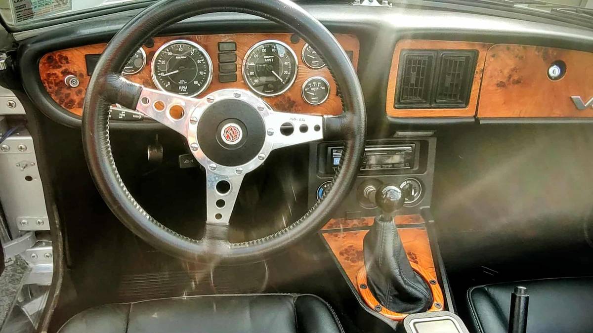 Mgb-convertible-1978-silver-17