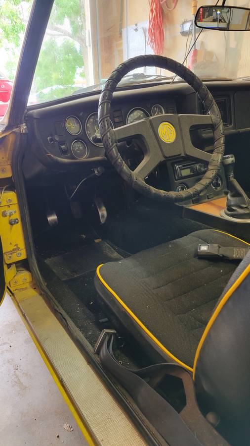 Mgb-convertible-1978-yellow-8