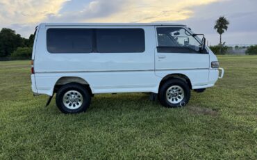 Mitsubishi-Delica-1990-1