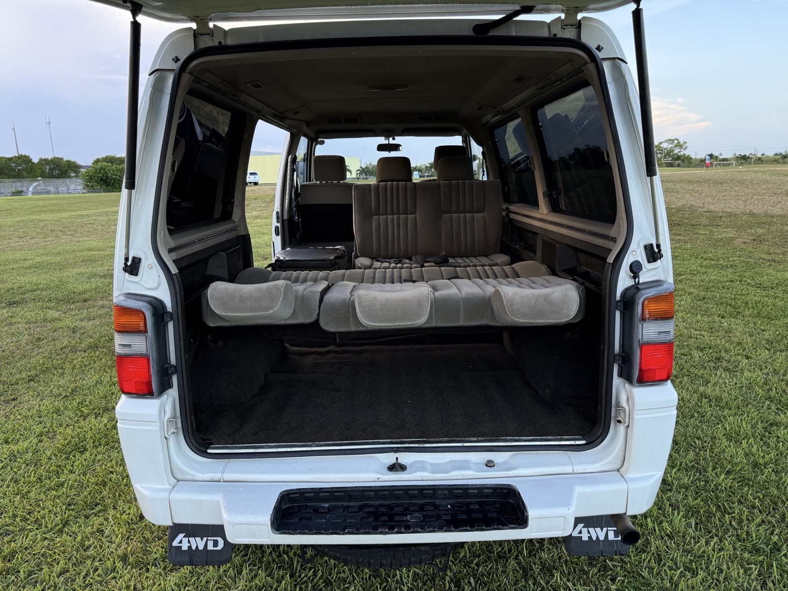 Mitsubishi-Delica-1990-12