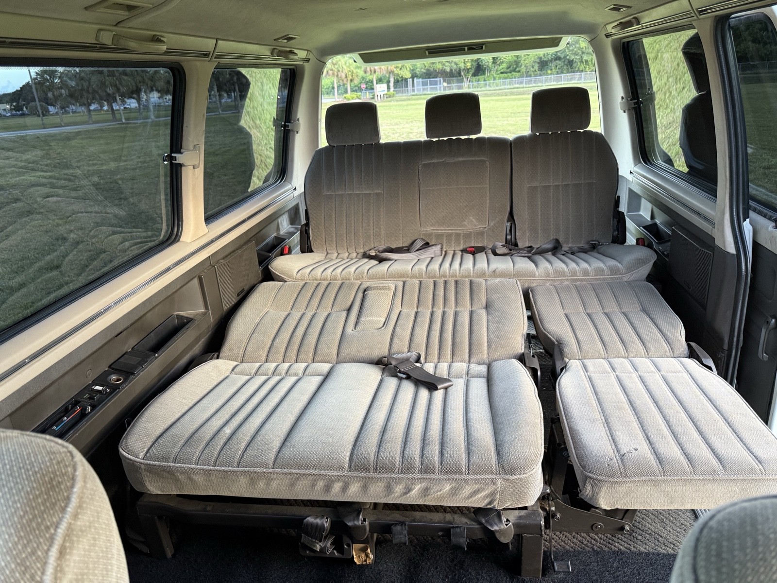 Mitsubishi-Delica-1990-13