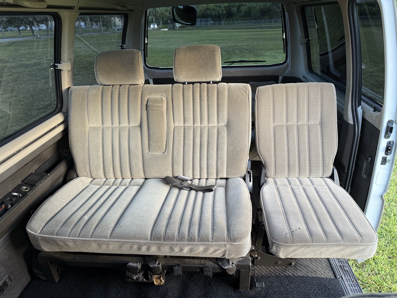 Mitsubishi-Delica-1990-14