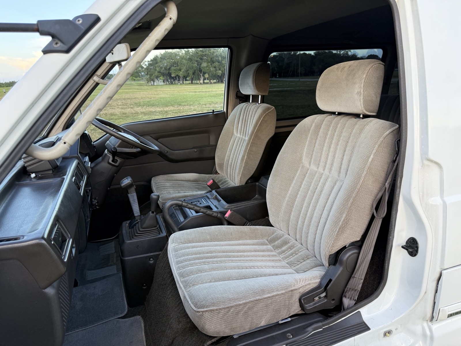 Mitsubishi-Delica-1990-17