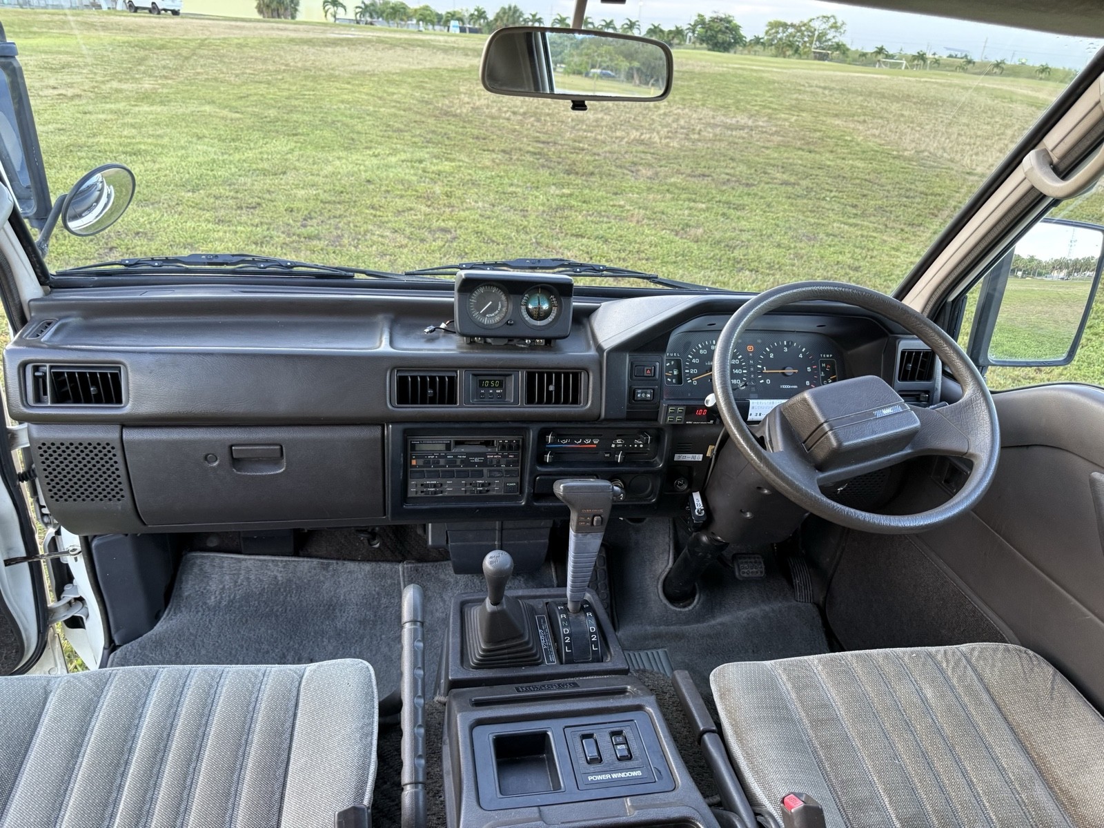 Mitsubishi-Delica-1990-18