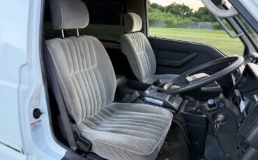 Mitsubishi-Delica-1990-19