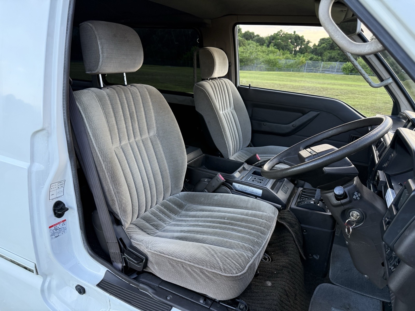 Mitsubishi-Delica-1990-19