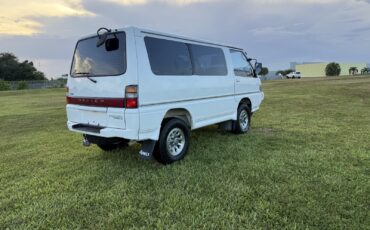 Mitsubishi-Delica-1990-2