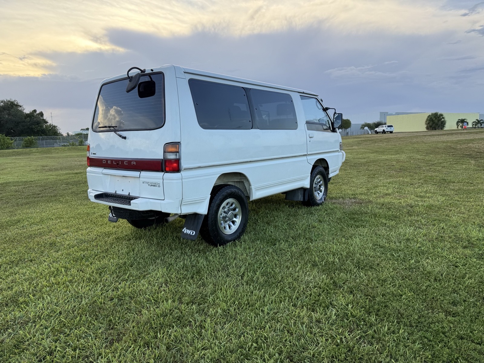 Mitsubishi-Delica-1990-2