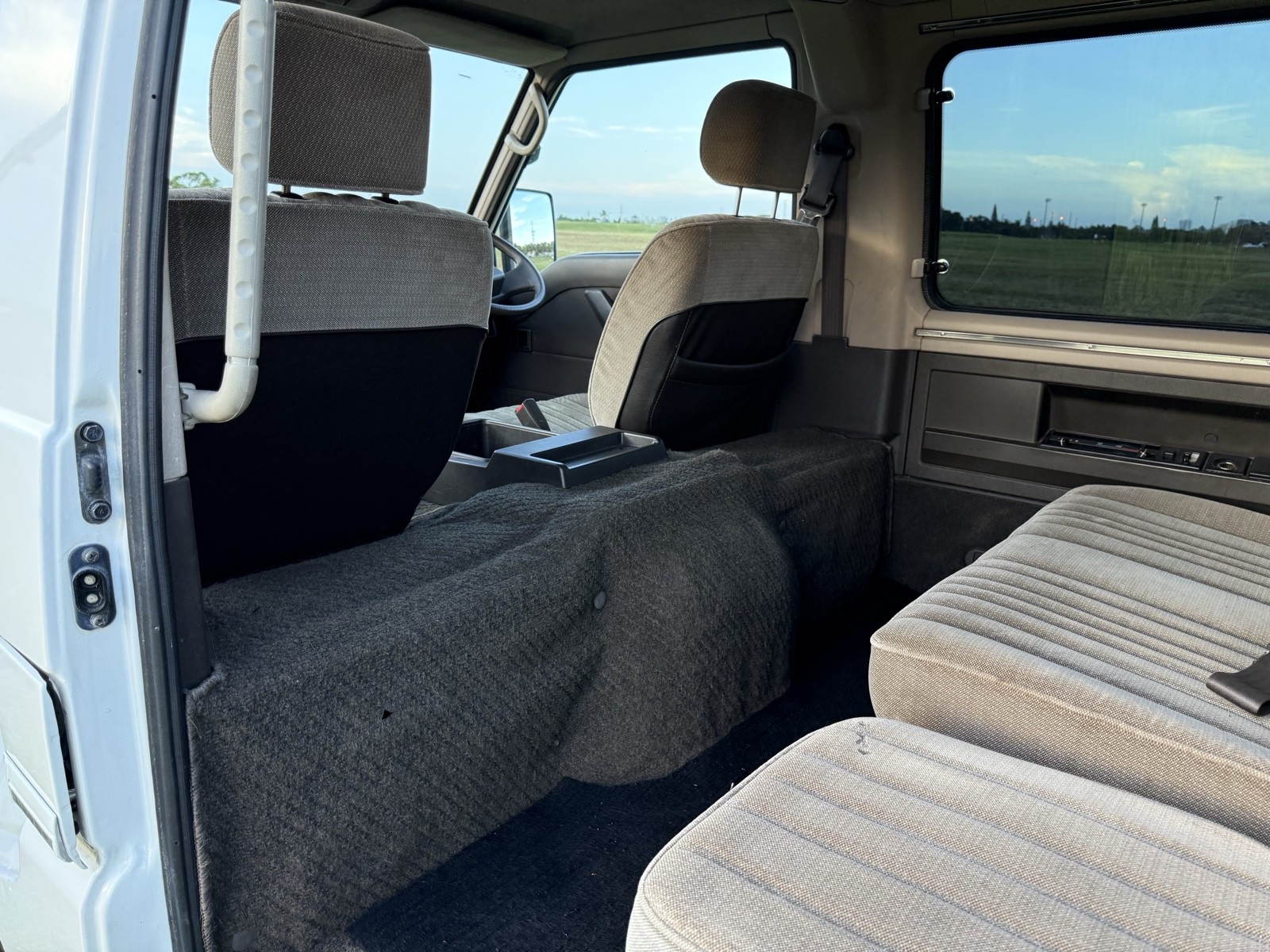 Mitsubishi-Delica-1990-22