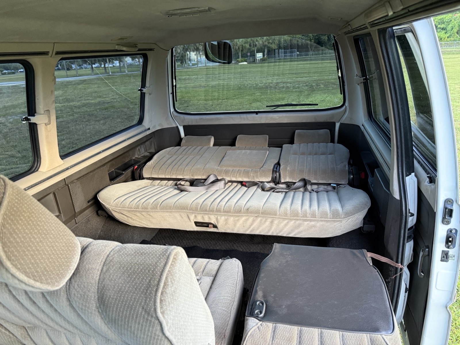 Mitsubishi-Delica-1990-23