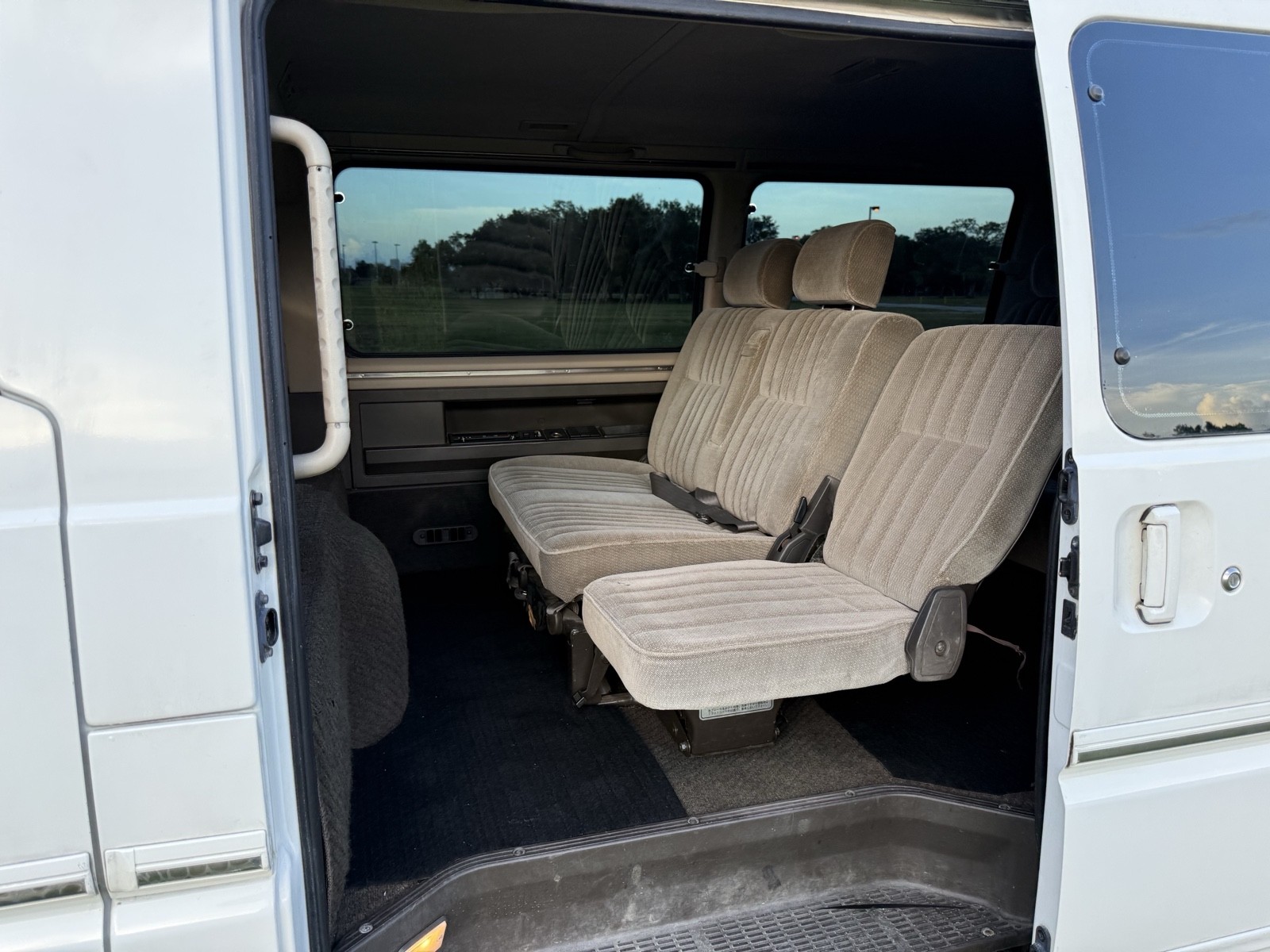 Mitsubishi-Delica-1990-25