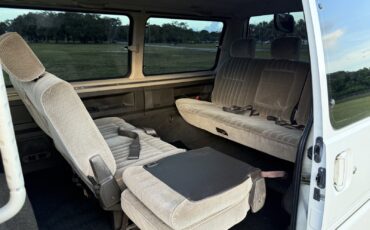 Mitsubishi-Delica-1990-26