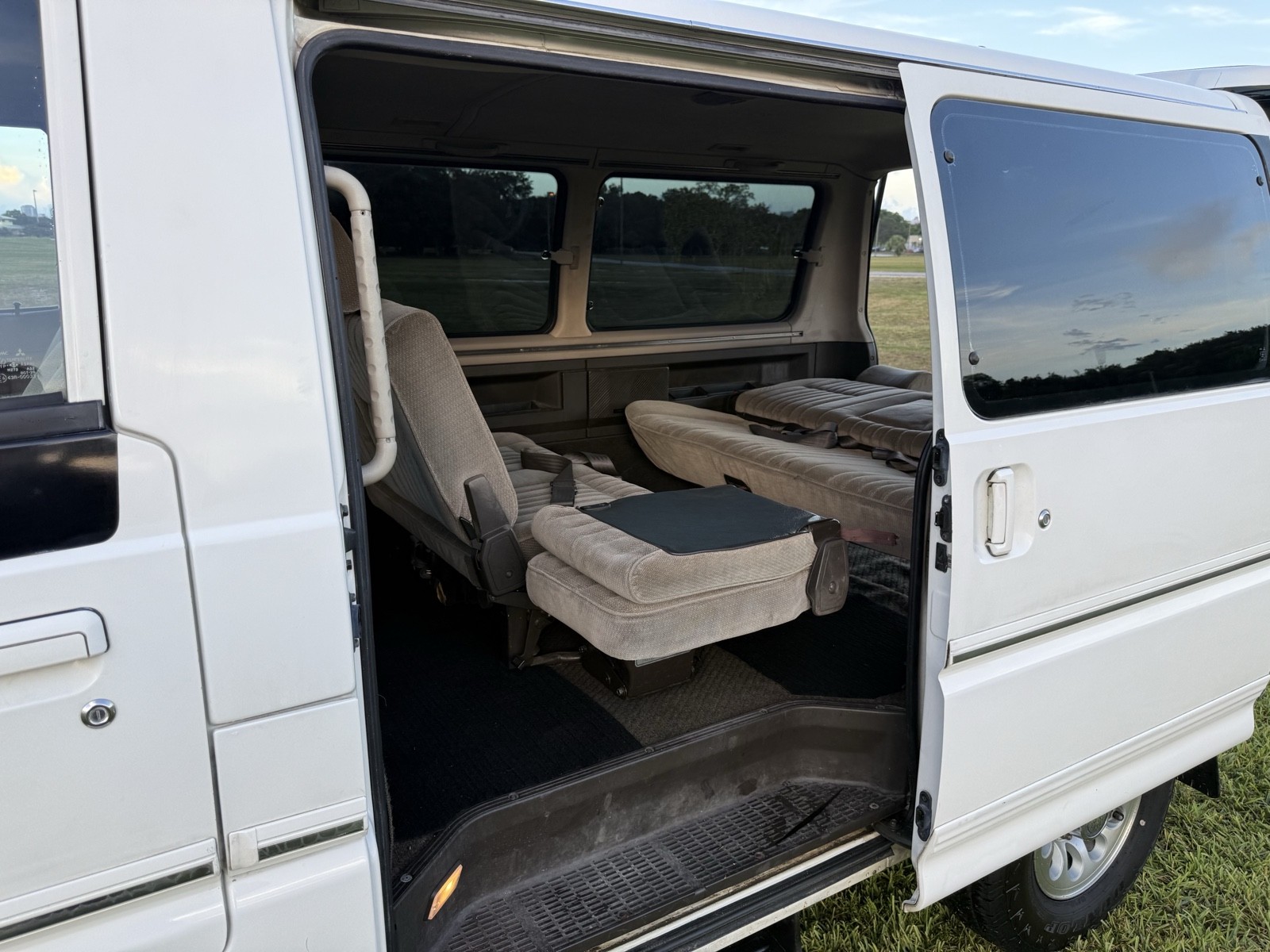 Mitsubishi-Delica-1990-27