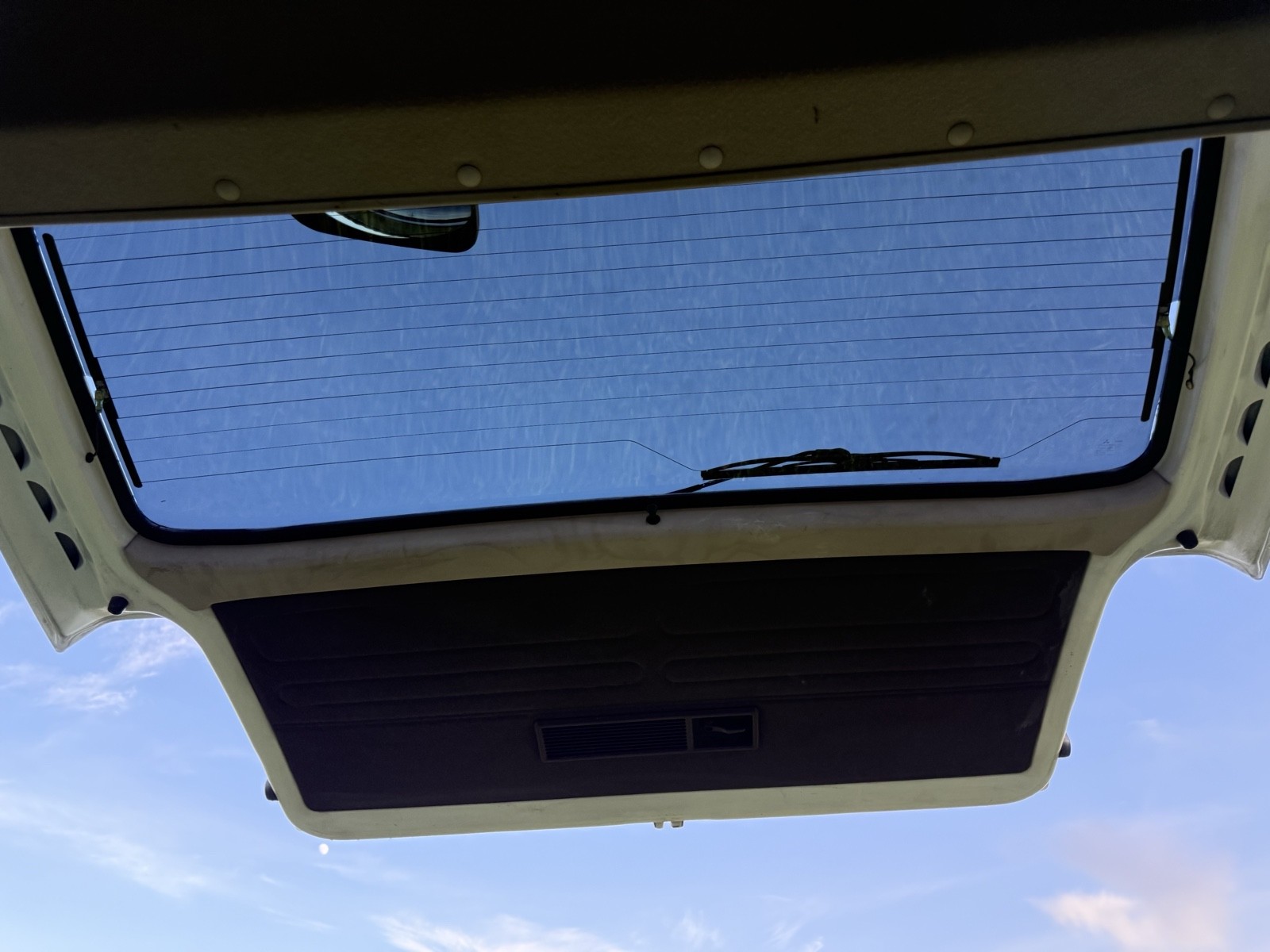 Mitsubishi-Delica-1990-28