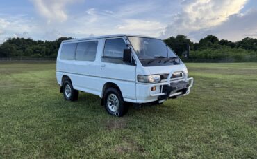 Mitsubishi-Delica-1990
