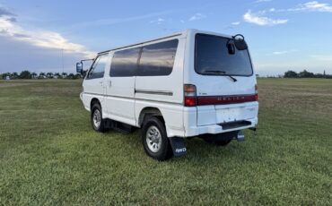 Mitsubishi-Delica-1990-4