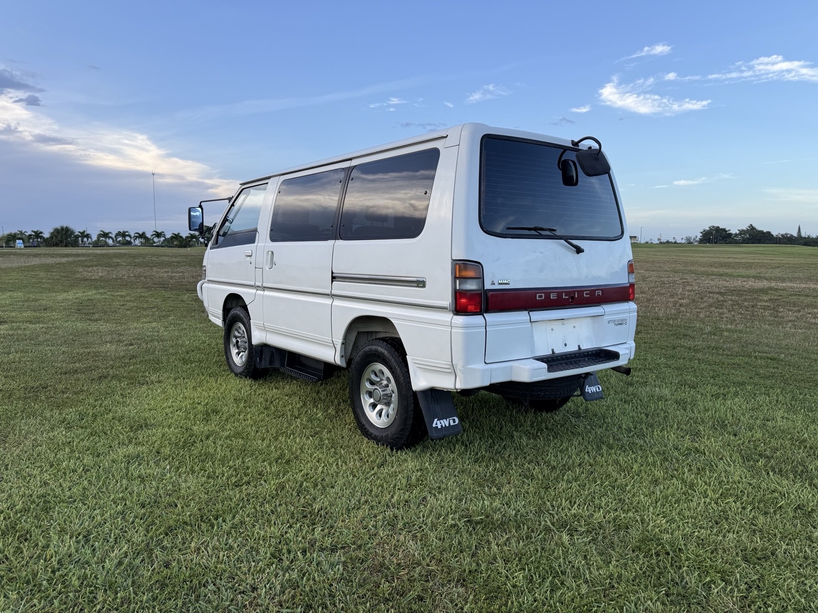 Mitsubishi-Delica-1990-4