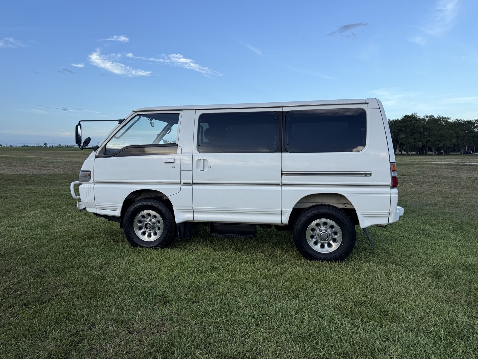 Mitsubishi-Delica-1990-5
