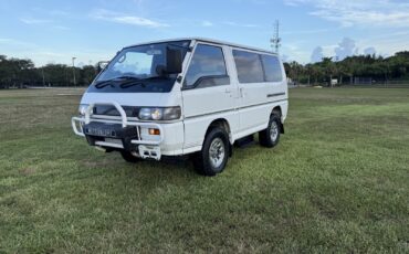Mitsubishi-Delica-1990-6