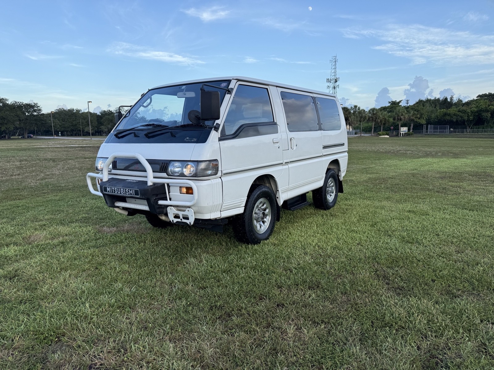 Mitsubishi-Delica-1990-6