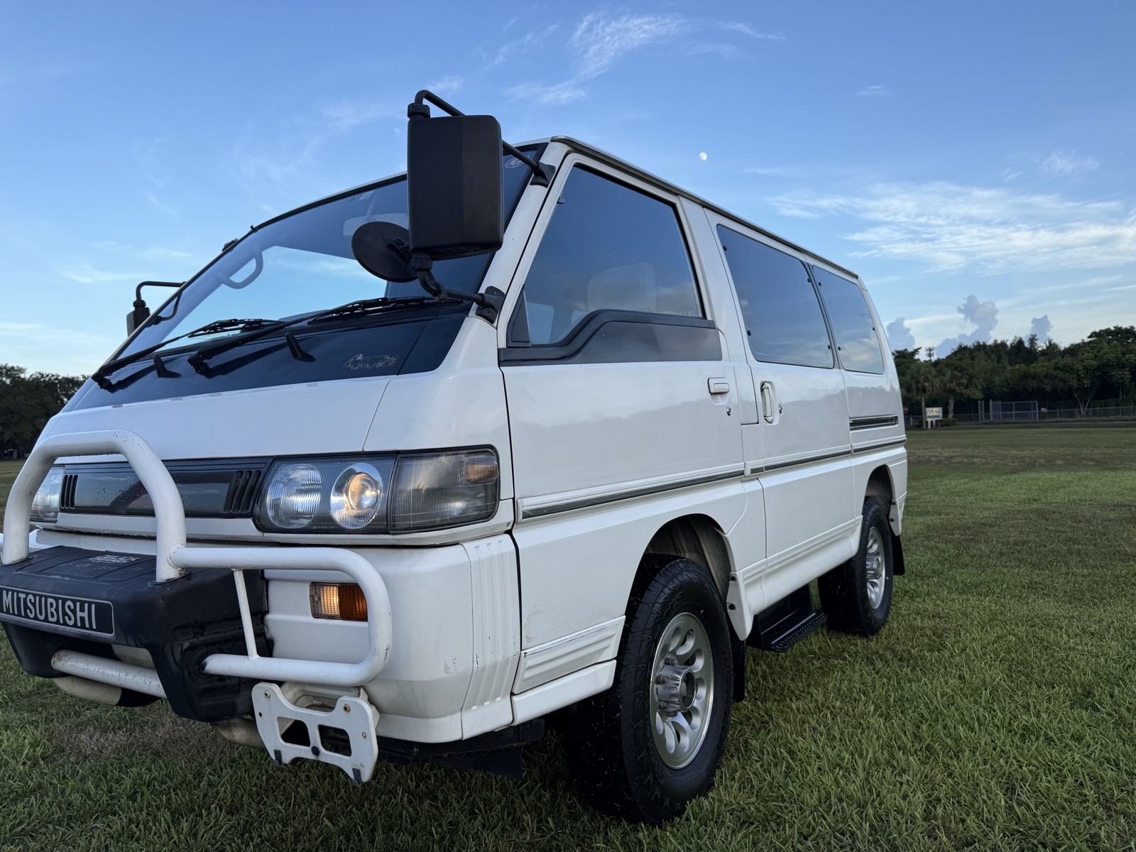 Mitsubishi-Delica-1990-8