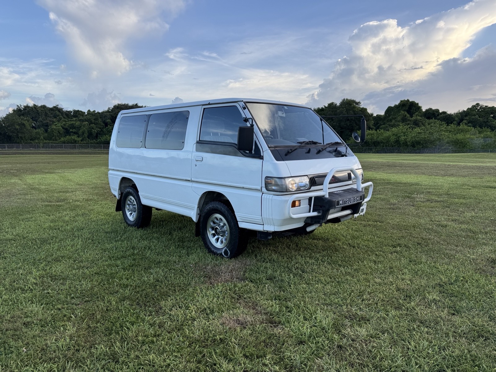 Mitsubishi-Delica-1990