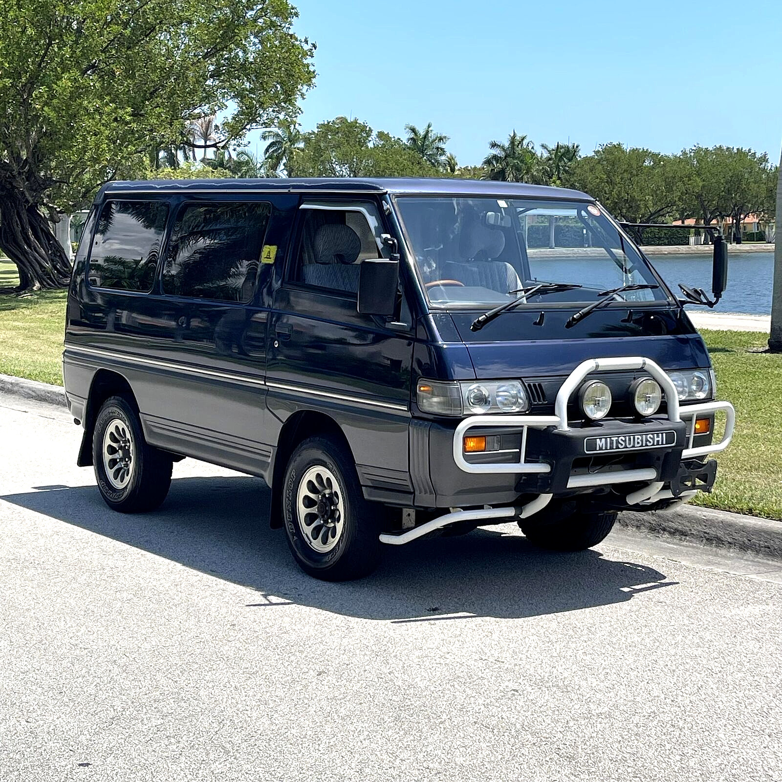 Mitsubishi-Delica-1995