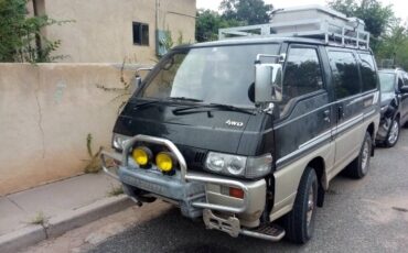 Mitsubishi-delica-diesel-1990