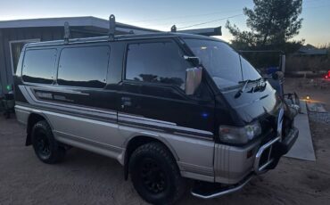 Mitsubishi-delica-diesel-1992-black-28
