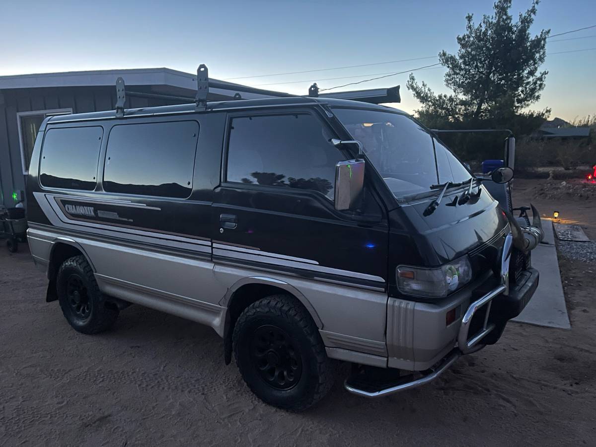 Mitsubishi-delica-diesel-1992-black-28
