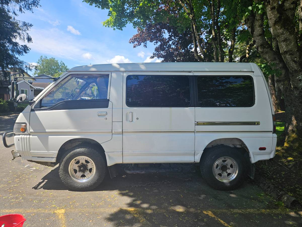 Mitsubishi-delica-diesel-1994-white-1