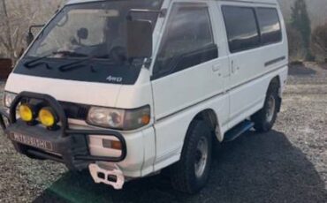 Mitsubishi-delica-diesel-1994-white