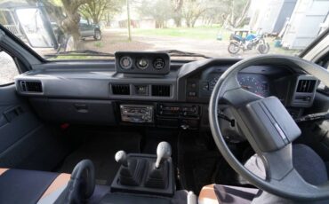 Mitsubishi-delica-l300-1991-grey-2