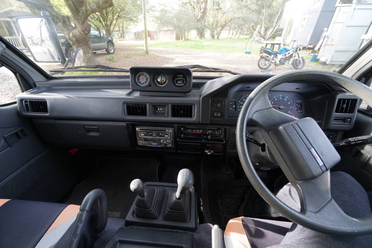 Mitsubishi-delica-l300-1991-grey-2
