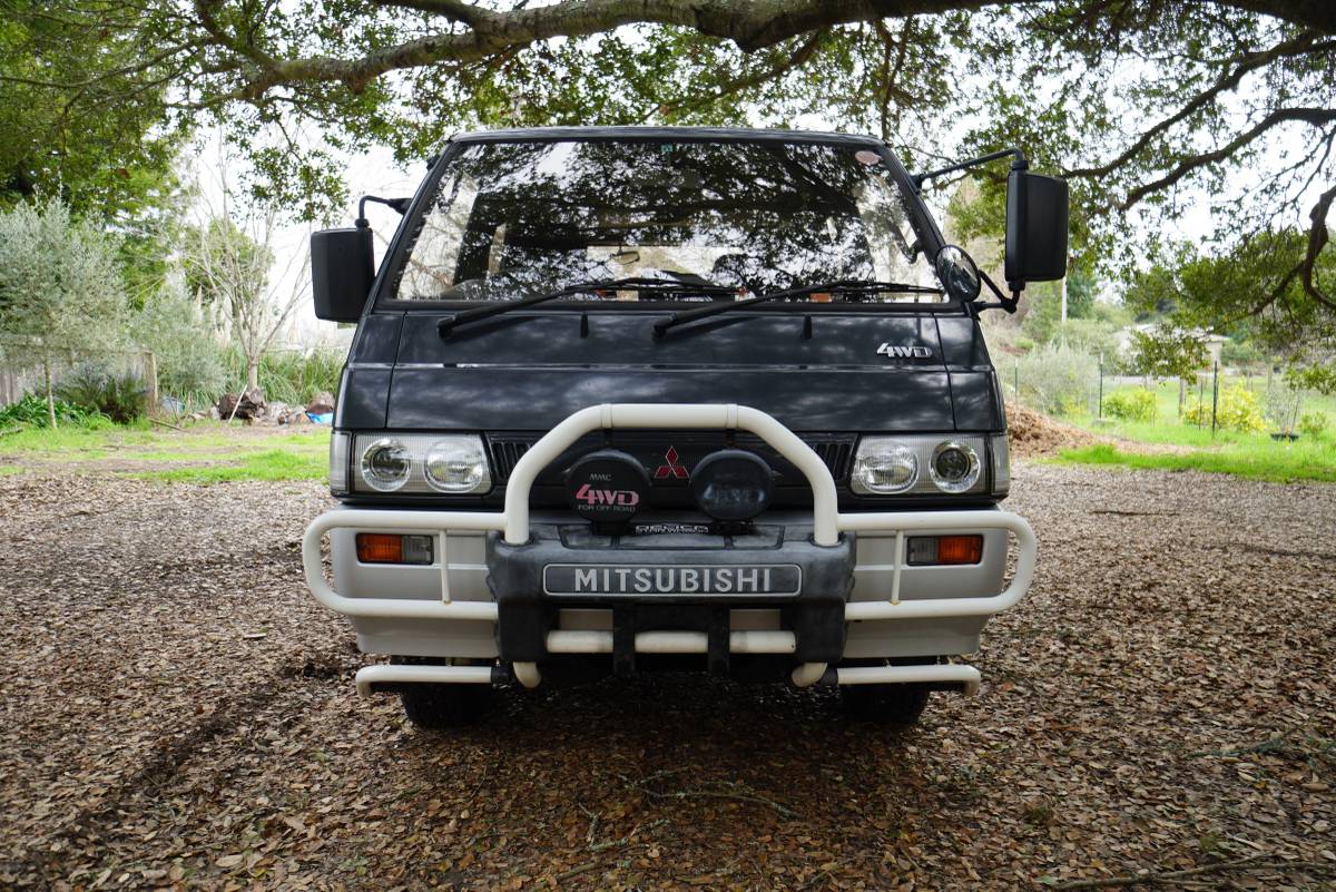 Mitsubishi-delica-l300-1991-grey
