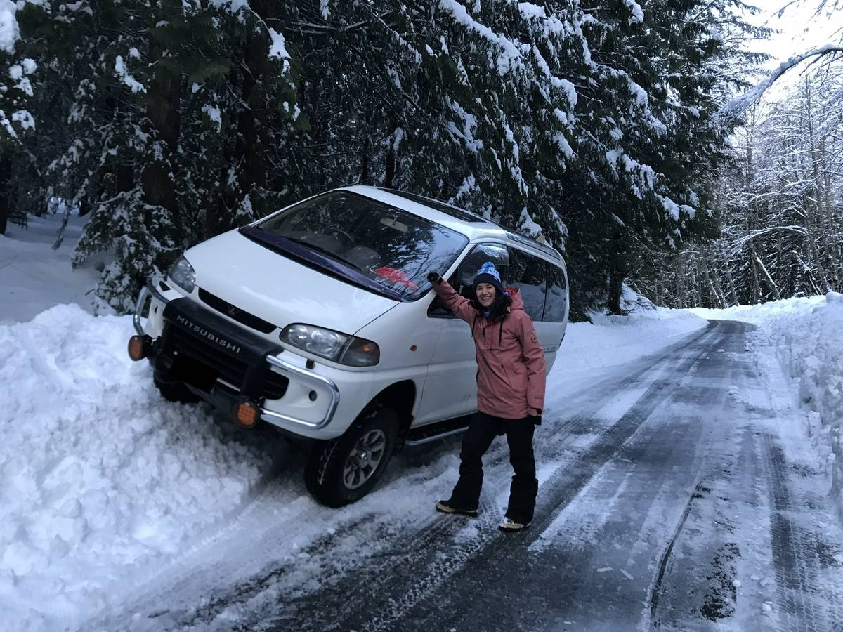 Mitsubishi-delica-l400-1994-white-3