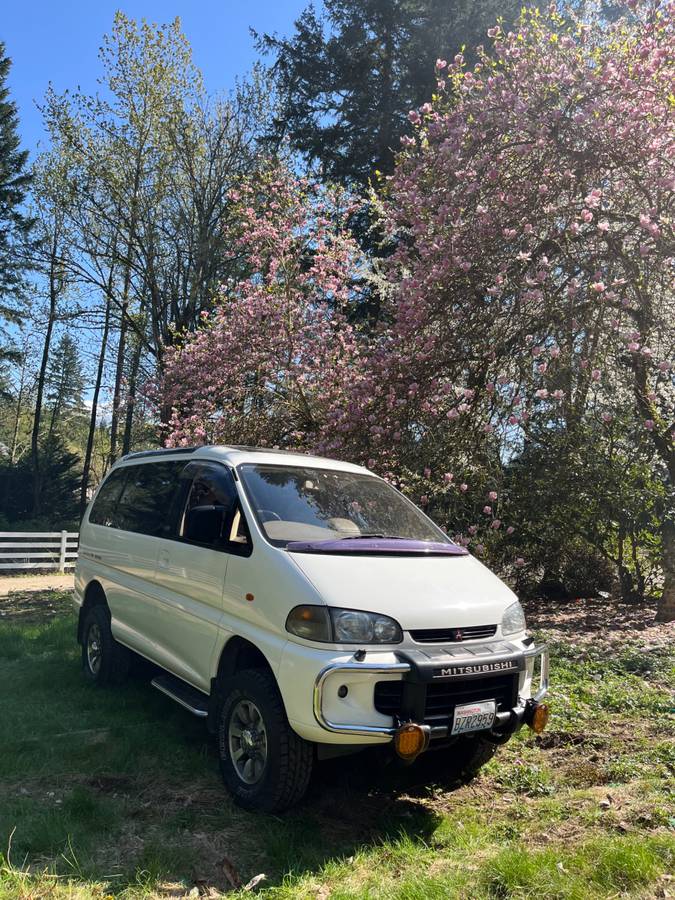 Mitsubishi-delica-l400-1994-white