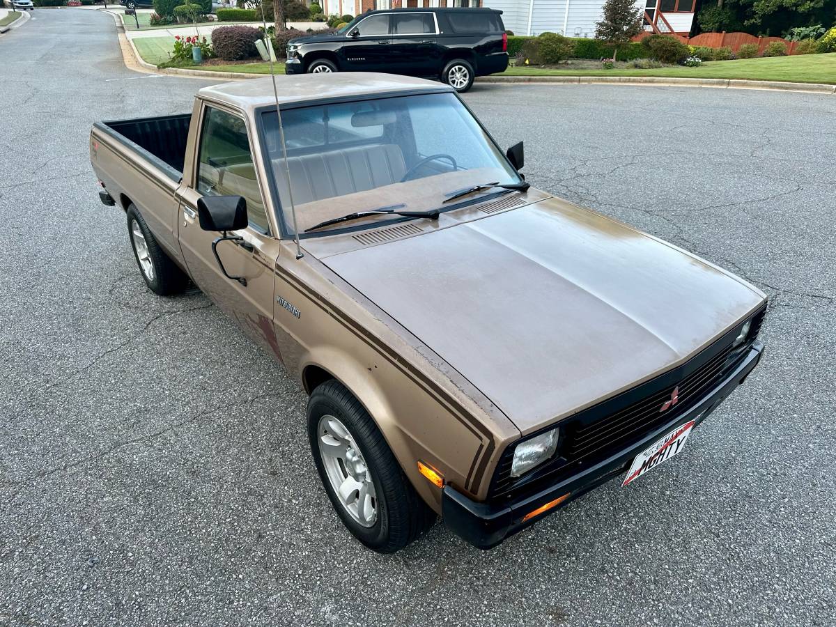 Mitsubishi-mighty-max-regular-cab-4-speed-1985-brown-1