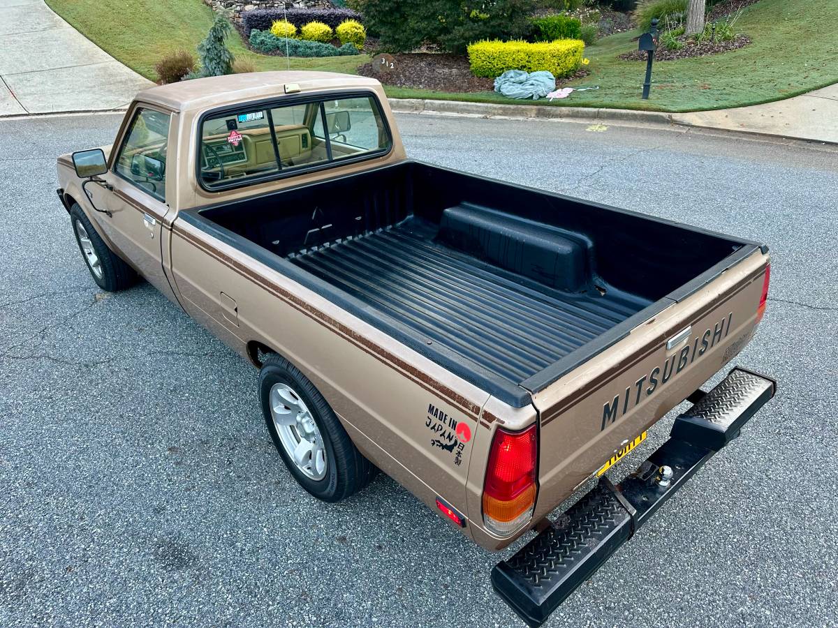 Mitsubishi-mighty-max-regular-cab-4-speed-1985-brown-12