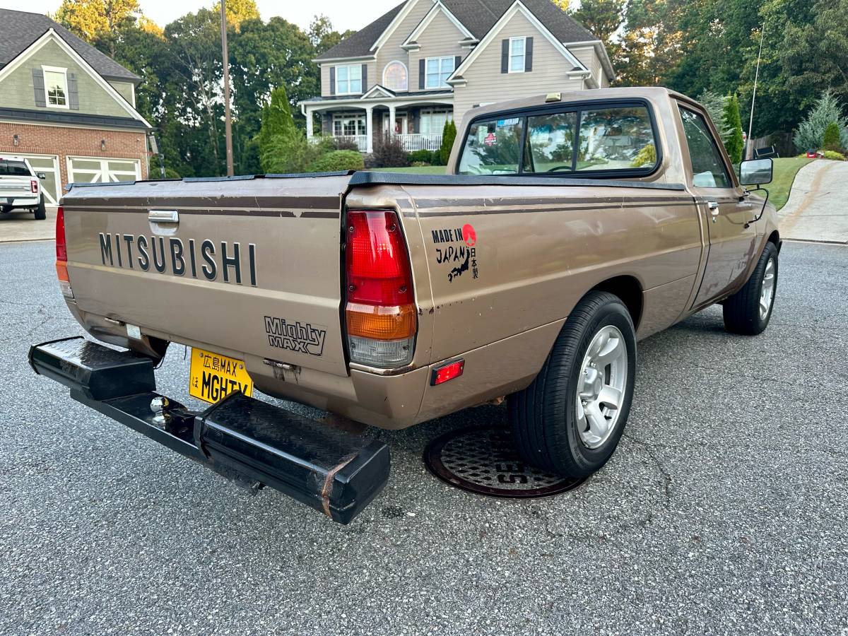 Mitsubishi-mighty-max-regular-cab-4-speed-1985-brown-13