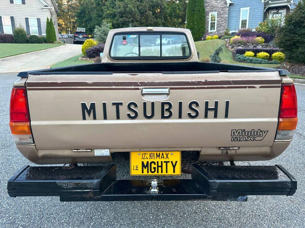 Mitsubishi-mighty-max-regular-cab-4-speed-1985-brown-14