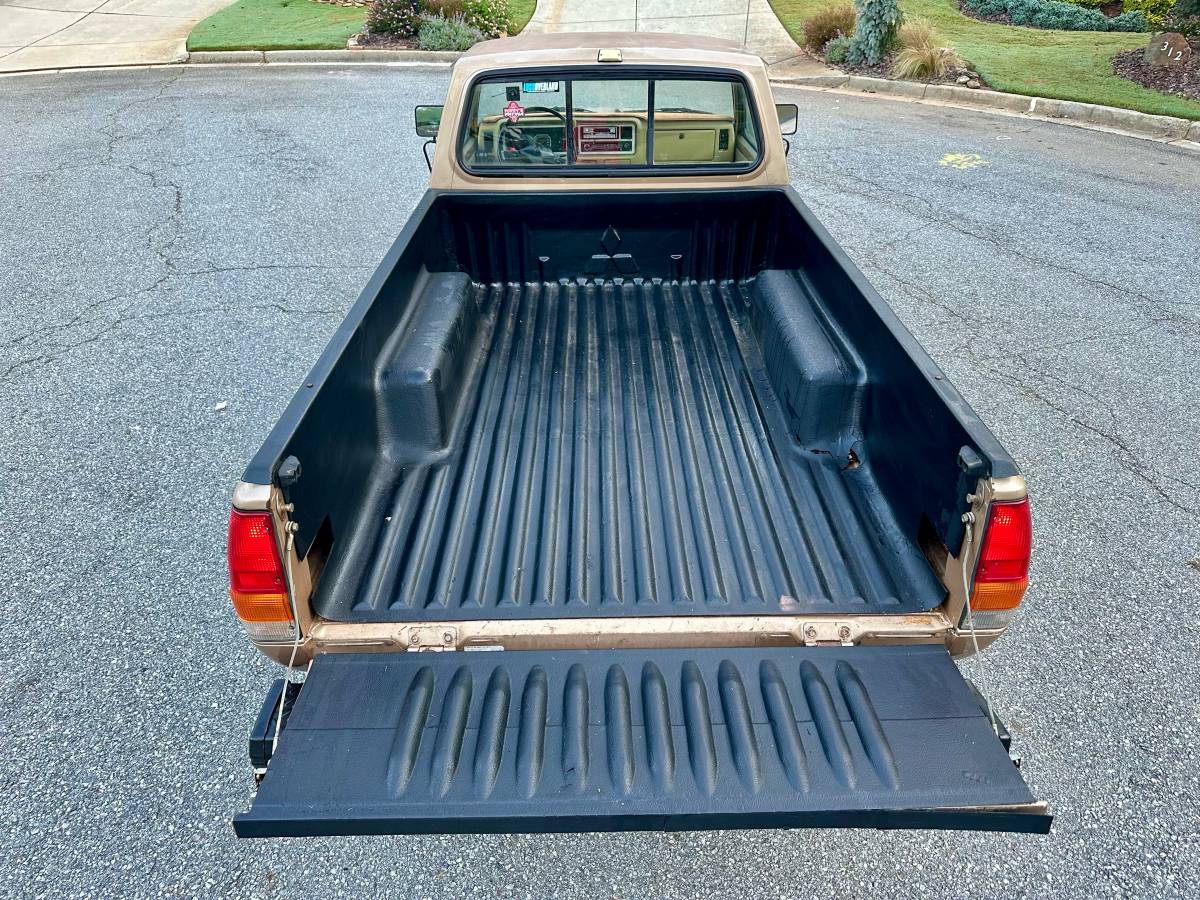 Mitsubishi-mighty-max-regular-cab-4-speed-1985-brown-15