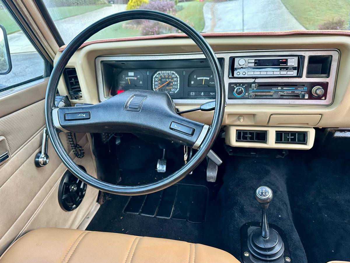 Mitsubishi-mighty-max-regular-cab-4-speed-1985-brown-2