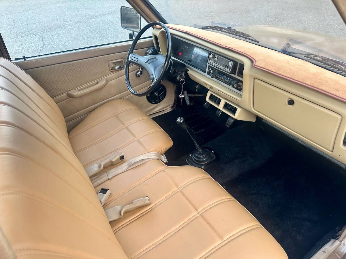 Mitsubishi-mighty-max-regular-cab-4-speed-1985-brown-3