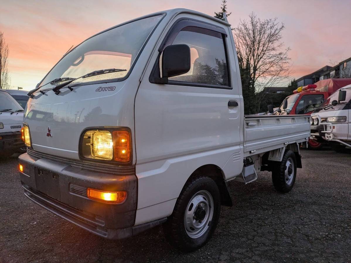 Mitsubishi-minicab-1995-white-1